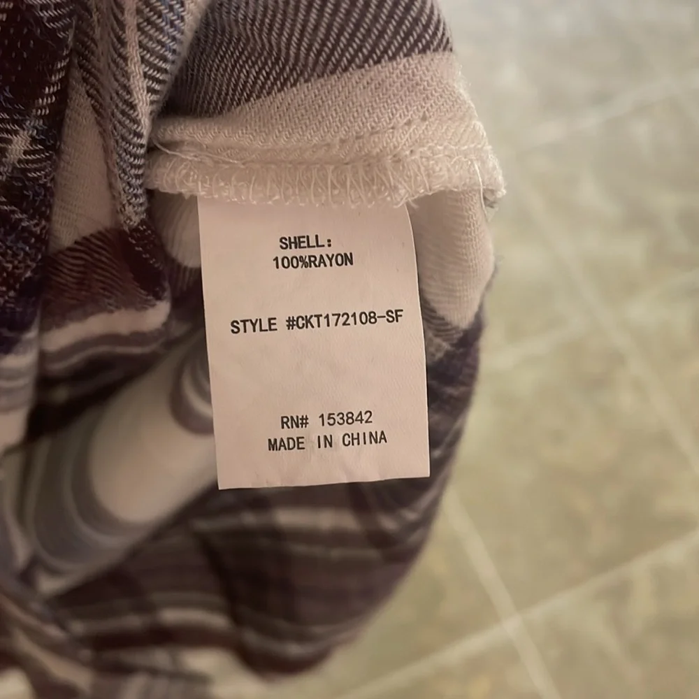 women's long sleeve gray and white plaid / flannel button up shirt - Picture 5 of 6